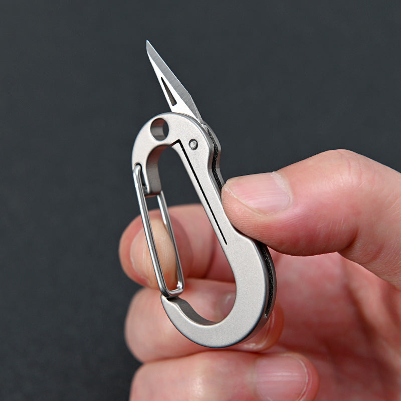 Mini llavero de aleación de titanio con mosquetón, cuchillo plegable de bolsillo, herramientas portátiles