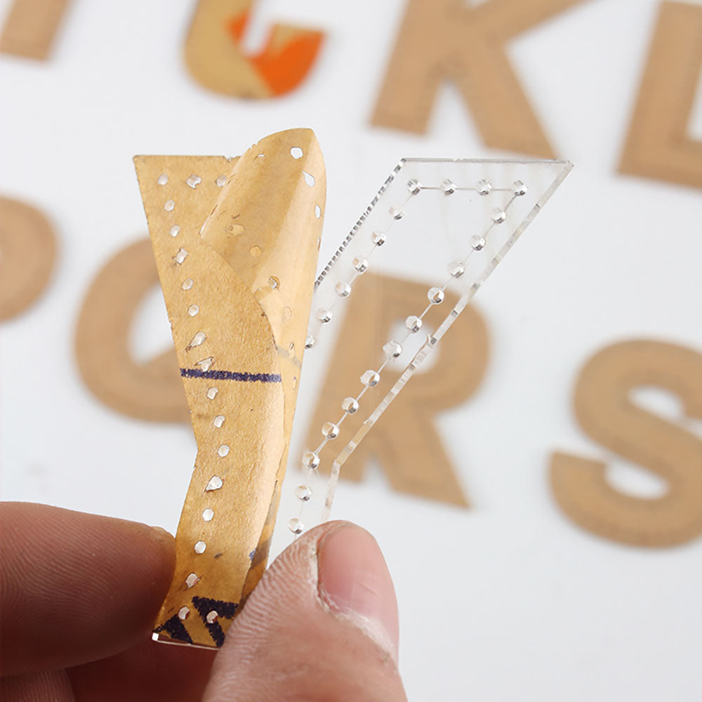 Lederhandwerk, 26 Alphabet-Buchstaben, Acryl-Schablone mit Nählöchern
