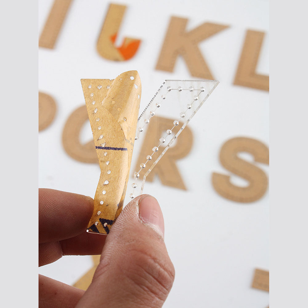 Lederhandwerk, 26 Alphabet-Buchstaben, Acryl-Schablone mit Nählöchern